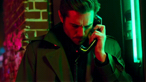 Homem falando no telefone.
